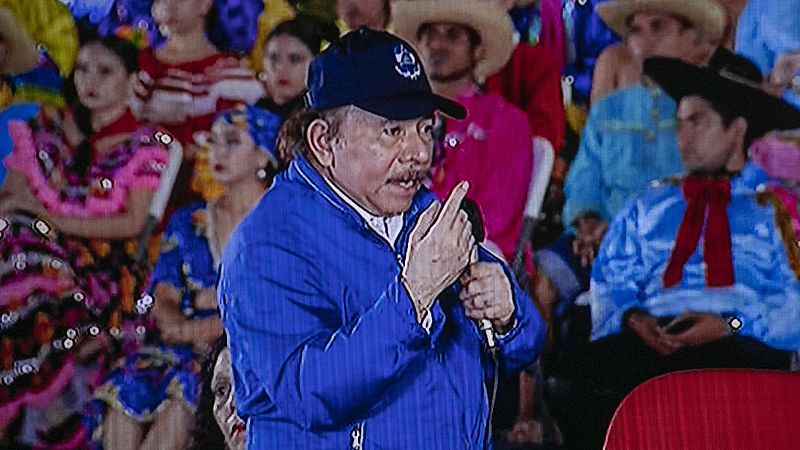 Cinco continentes - El gobierno nicaragüense cierra cien organizaciones y arremete contra la iglesia