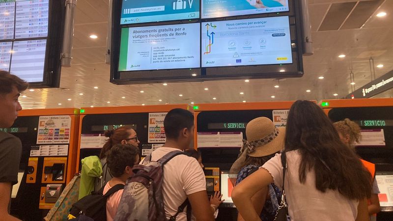 Ja a la venda l'abonament gratuït de Renfe: poca gent per comprar-lo i molts dubtes