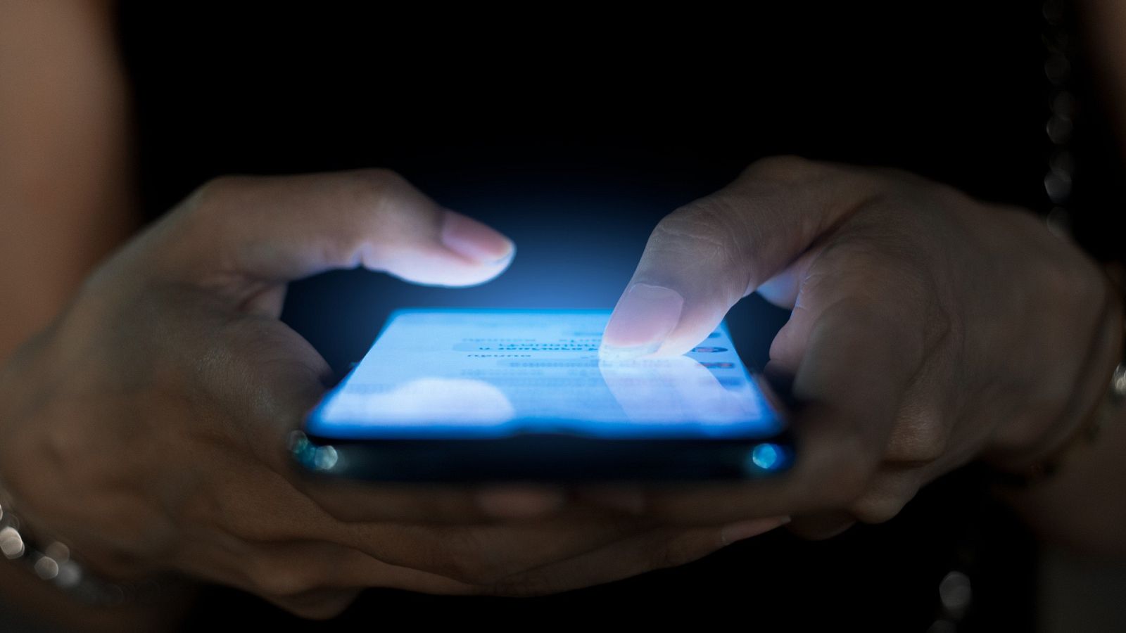 Más Cerca - Acoso a feministas en redes: "Twitter es una cloaca de odio" - Escuchar ahora