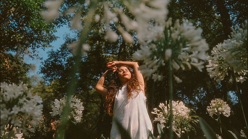 Tarde lo que tade - Silvana Estrada nos presenta su nueva canción 'Brindo'