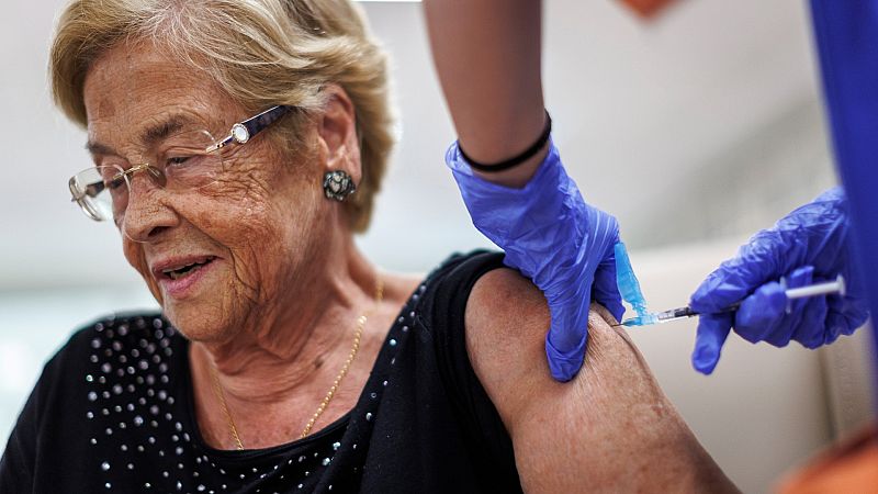 Más cerca - 4ª dosis de la vacuna adaptada a las nuevas variantes