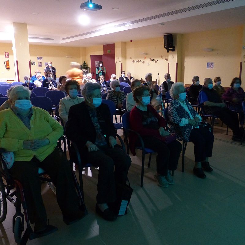 Más cerca - En su día, el cine español entra en los centros de mayores - Escuchar ahora