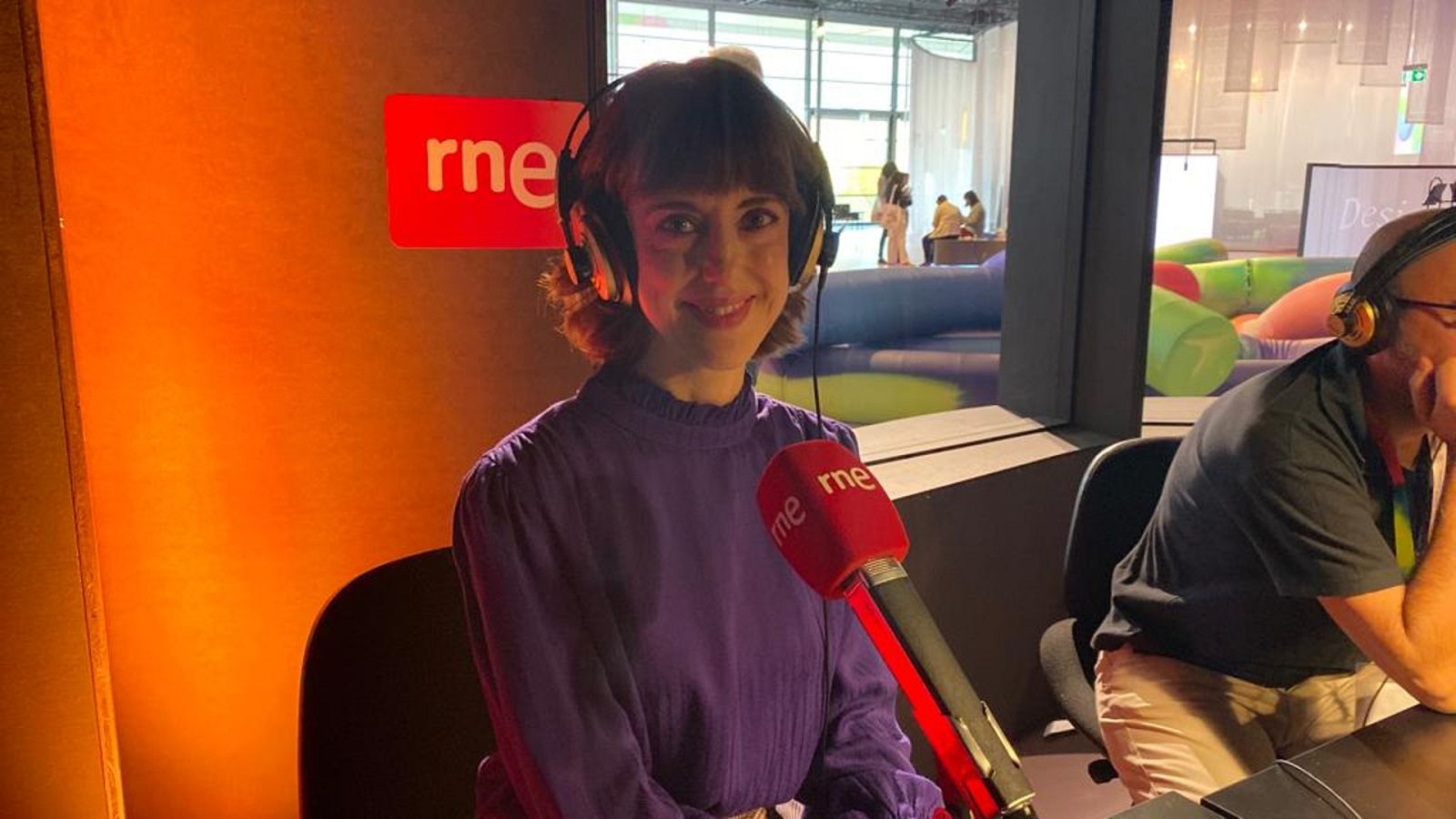 Las Mañanas de RNE - Irene Vallejo, escritora: "En un mundo cada vez más complejo, quizás los libros nos permita abordarlo" - Escuchar ahora