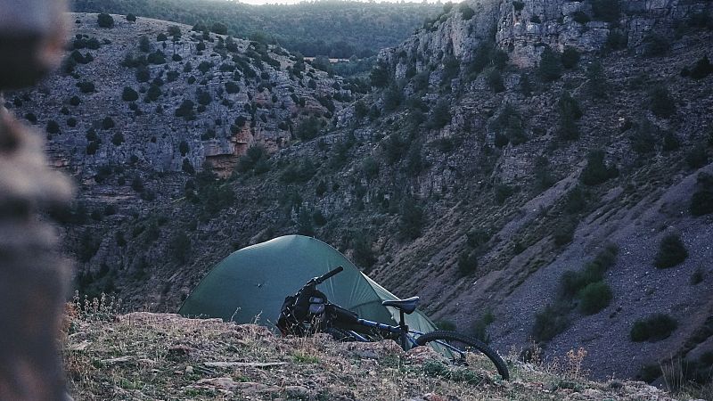 Por tres razones - Turismo de bicicleta: 'Montañas Vacías' - Escuchar ahora