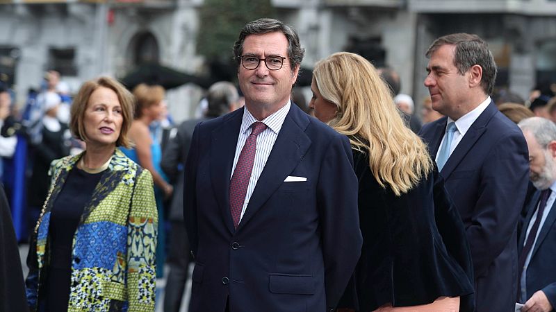 Las Mañanas de RNE - Antonio Garamendi, CEOE: "No decimos que no puedan subir los salarios, pero sí que no pueden subir igual que la inflación" - Escuchar ahora