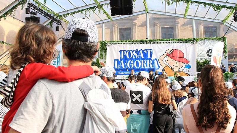 Més de 5.000 persones es posen la gorra per solidaritat | CLARA ONTAÑÓN