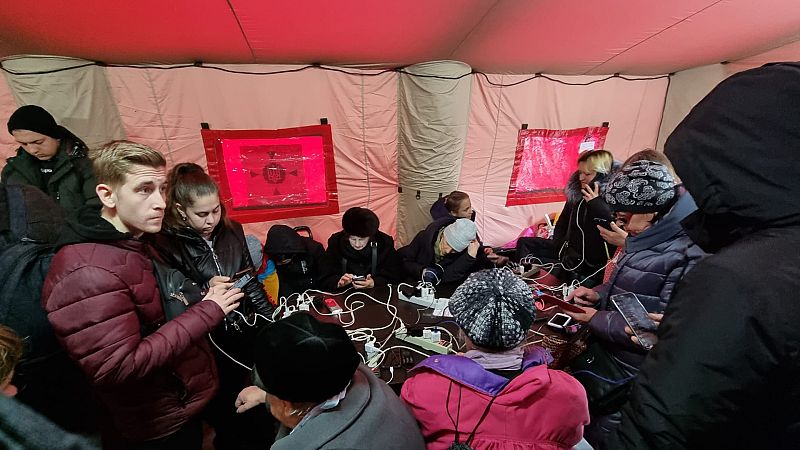 14 horas - Ucrania instala puntos para suplir los cortes de suministros