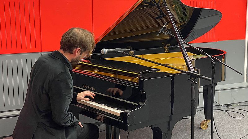 Por tres razones - El pianista que solo toca con la mano izquierda - Escuchar ahora