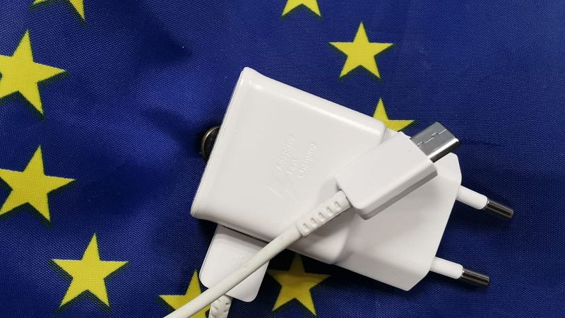 Europa abierta - El cargador universal del móvil
