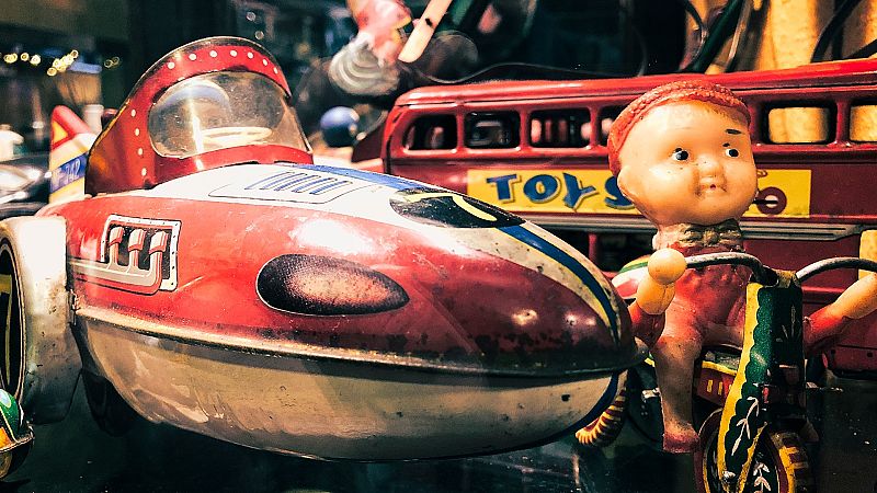 Más cerca - Juguetes de ayer - Escuchar ahora