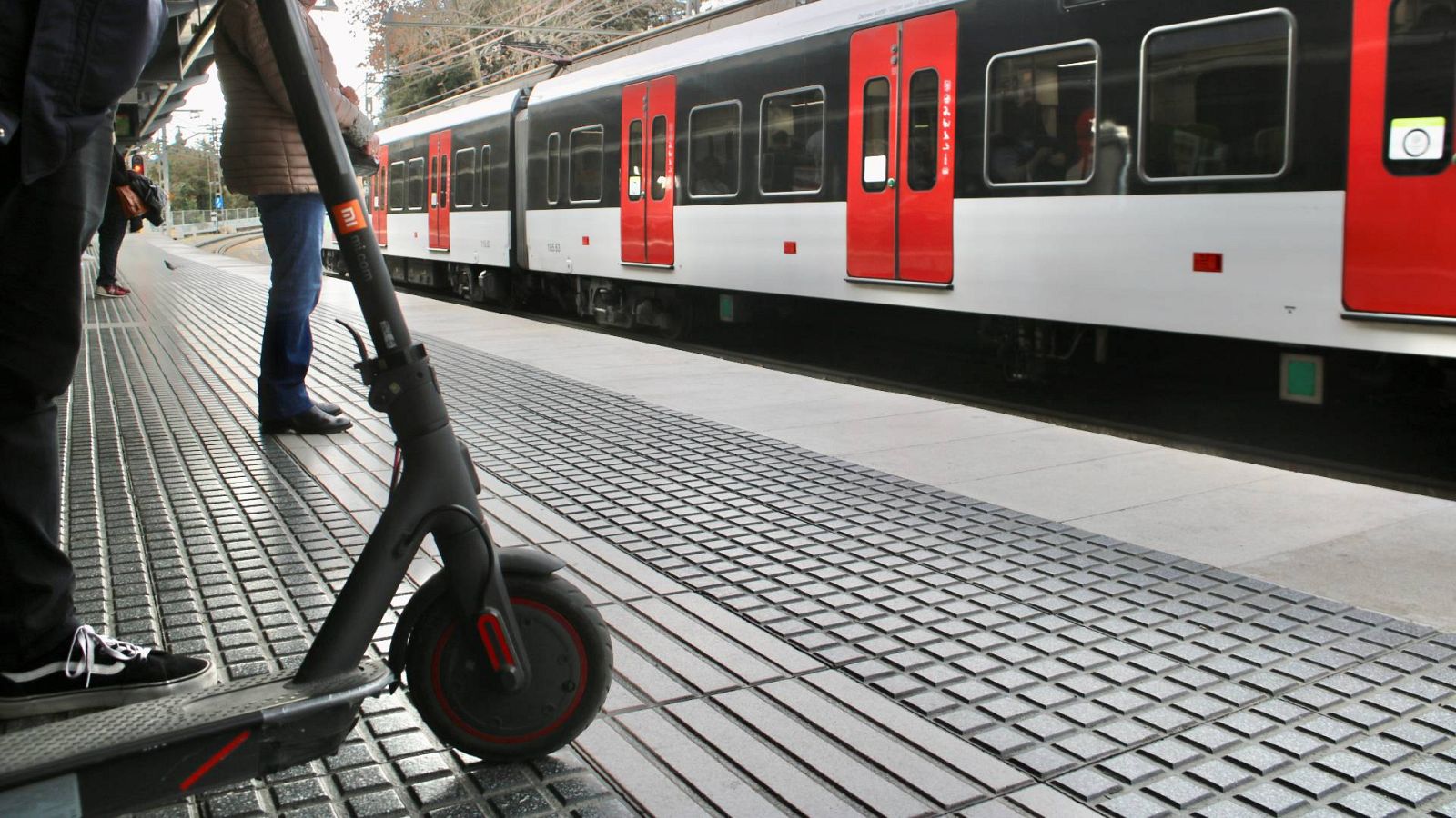 Els patinets elèctrics deixen de ser benvinguts al transport públic | JUANFRA ÁLVAREZ