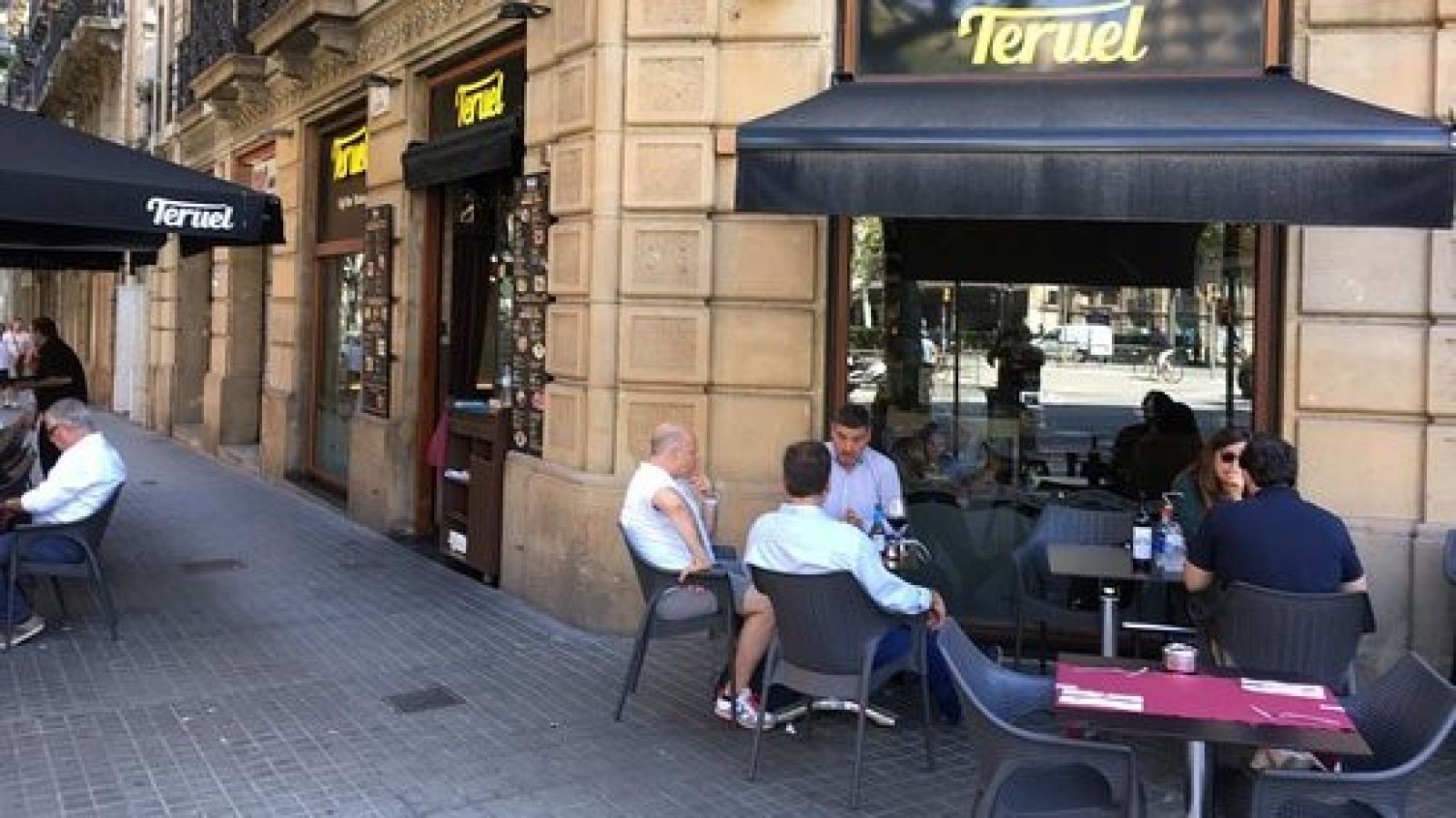 Barcelona aprova el Pla d'usos de l'Eixample per regular l'obertura de bars i locals d'oci
