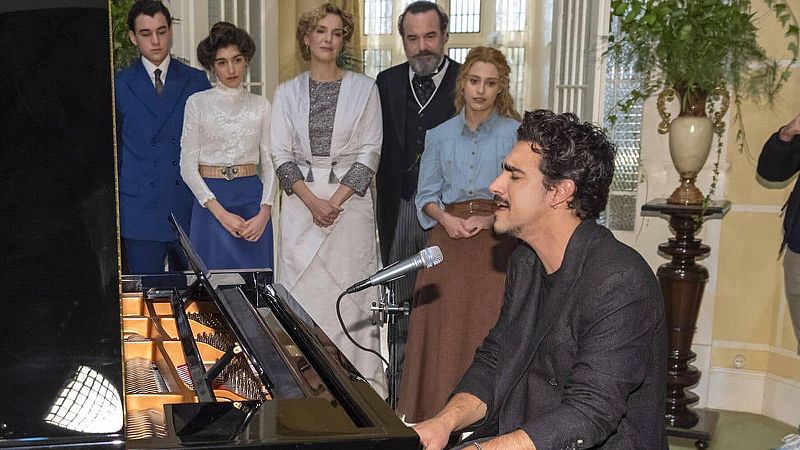 España.com en REE - Gonzalo Hermida junto al reparto de 'La promesa' - 17/02/23