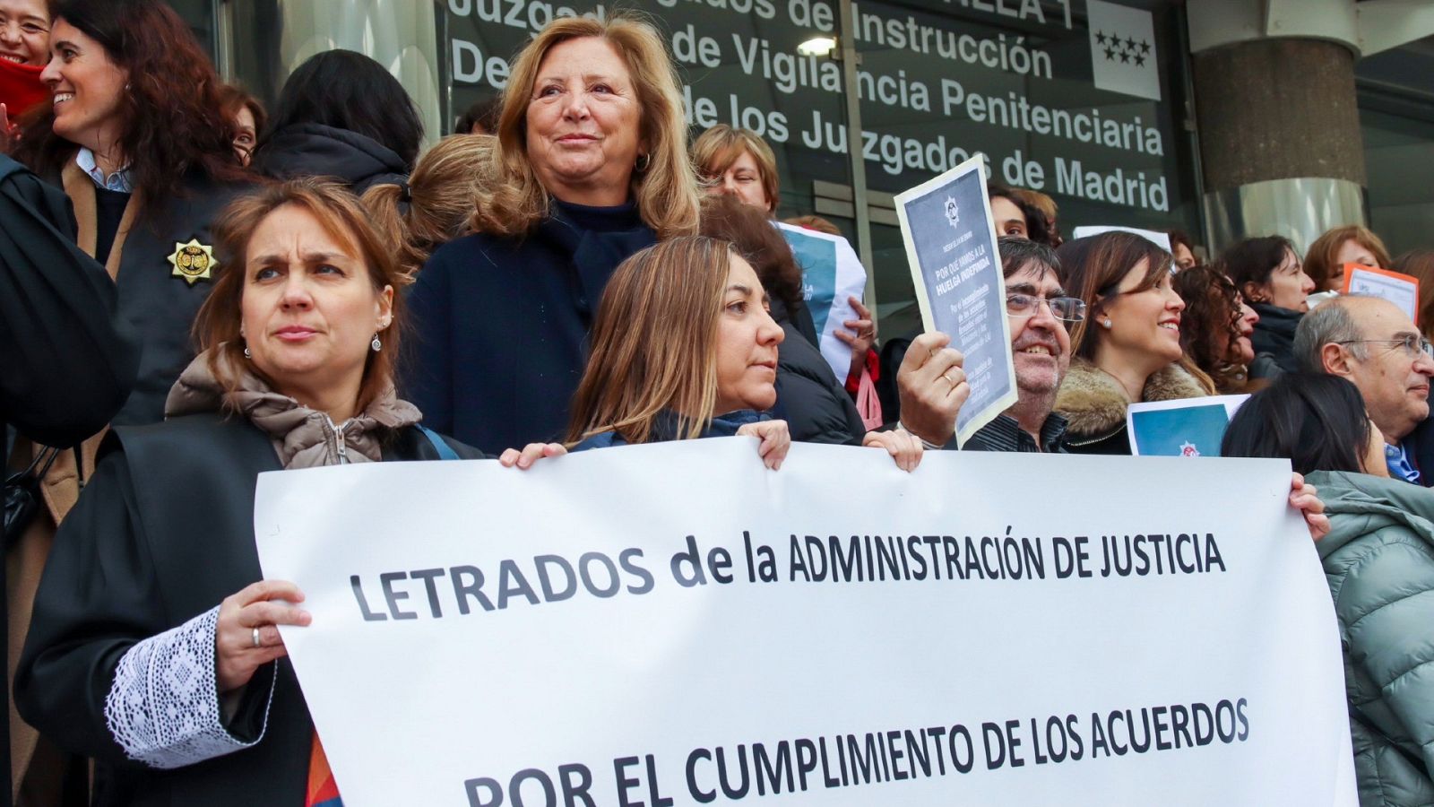 Las Mañanas de RNE con Íñigo Alfonso - Cuatro semanas de huelga de los letrados de la Administración de Justicia: "El Ministerio no ha querido convocarnos antes" - Esuchar ahora