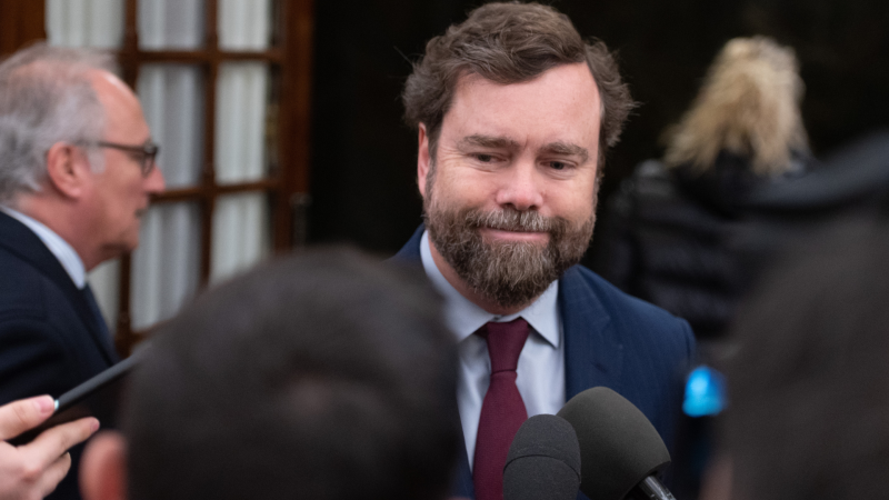 Parlamento RNE - Iván Espinosa de los Monteros: "La moción de censura servirá para demostrar que el PSOE está pegado con pegamento a todos los autodenominados enemigos de España" - Escuchar ahora