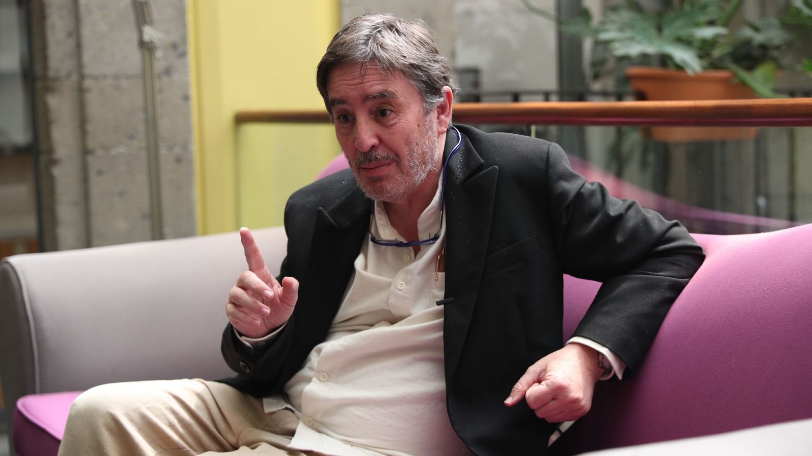 La estación azul - Luis García Montero: "Y nada quise más que tus cuidados" - Escuchar ahora