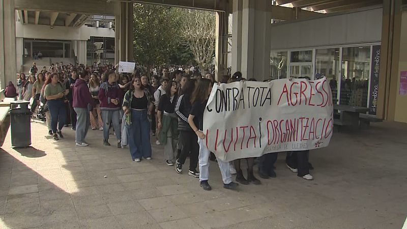 Concentració de les estudiants de la UAB per condemnar els casos d'assetjament sexual i laboral
