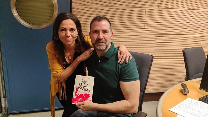 Libros de arena - Pedro Mañas y 'Un lobo dentro' - 23/04/02 - Escuchar ahora