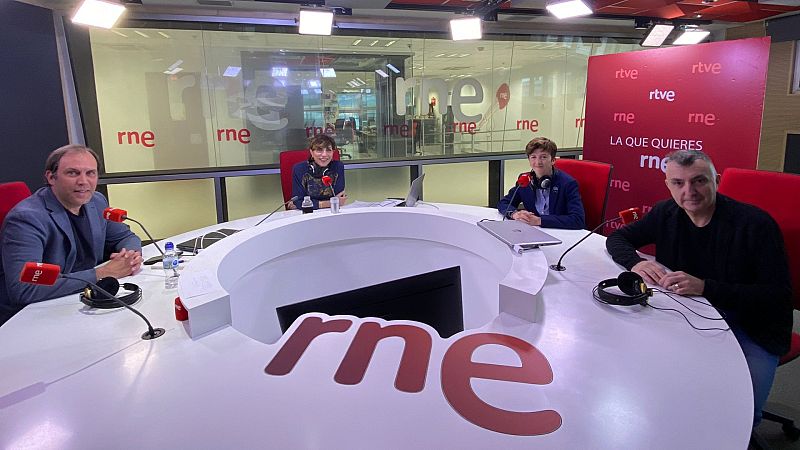 Por tres razones - Manuel Vilas: "Si no te deprimes nunca eres un psicópata" - Escuchar ahora