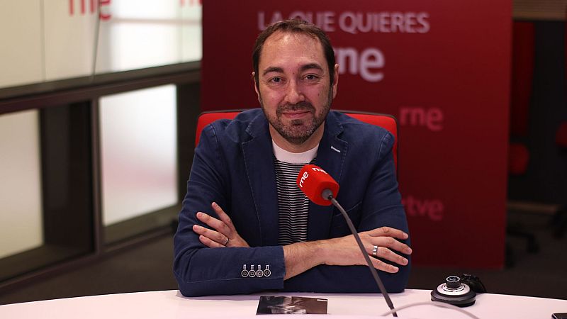 El ojo crítico - Nando López, bibliotecas, teatro y dictadura en 'Los elegidos' - Escuchar ahora