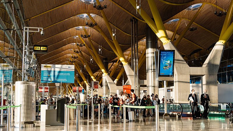 Las Mañanas de RNE- Aeropuerto de Barajas: "Siguen faltando 300 o 400 efectivos en los puestos fronterizos" - Escuchar ahora