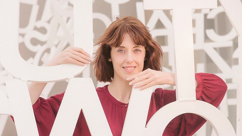 Por tres razones - Irene Vallejo: "La sanidad pública me regaló ser escritora" - Escuchar ahora