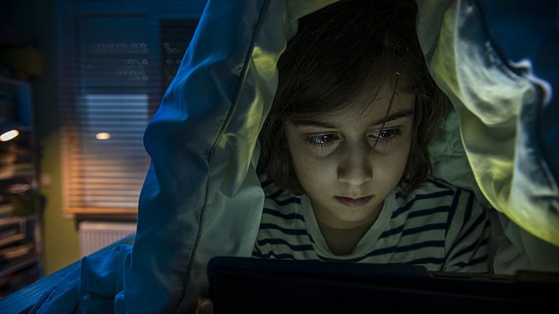 Con bata blanca - Cinco estrategias para acabar con el insomnio infantil - 09/06/23 - escuchar ahora