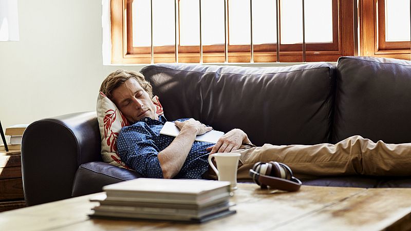 Marca España - La siesta mejor corta y en el sofá, según un estudio español - 08/06/23