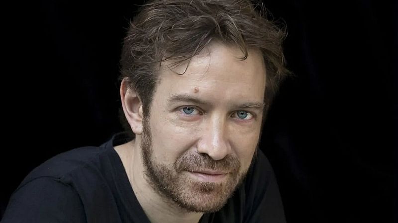 El periodista Daniel Gascón vuelve este martes 11 de julio a Málaga para presentar su último libro, 'El padre de tus hijos', una recopilación de 16 relatos cortos en los que aborda distintos temas, mu - Andalucía Informativos | Escuchar