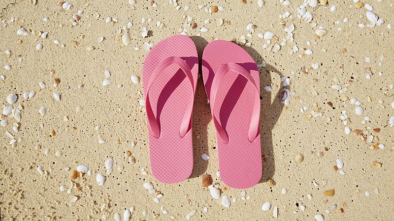 El gallo que no cesa - Ropas y ropajes: Chanclas, chancletas o sandalias de dedo - Escuchar ahora