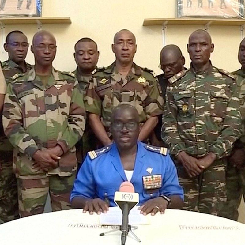 Crónica internacional - El presidente de Níger permanece retenido por un grupo de soldados