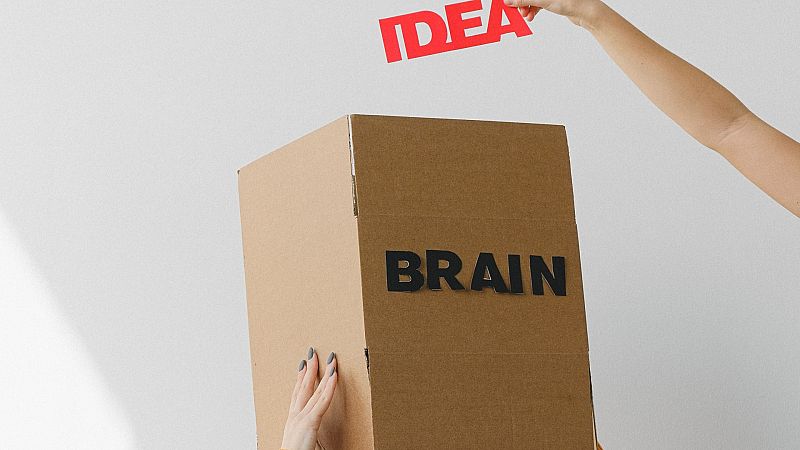 Por tres razones - Neuromarketing: ¿Cómo se no vende la moto? - Escuchar ahora