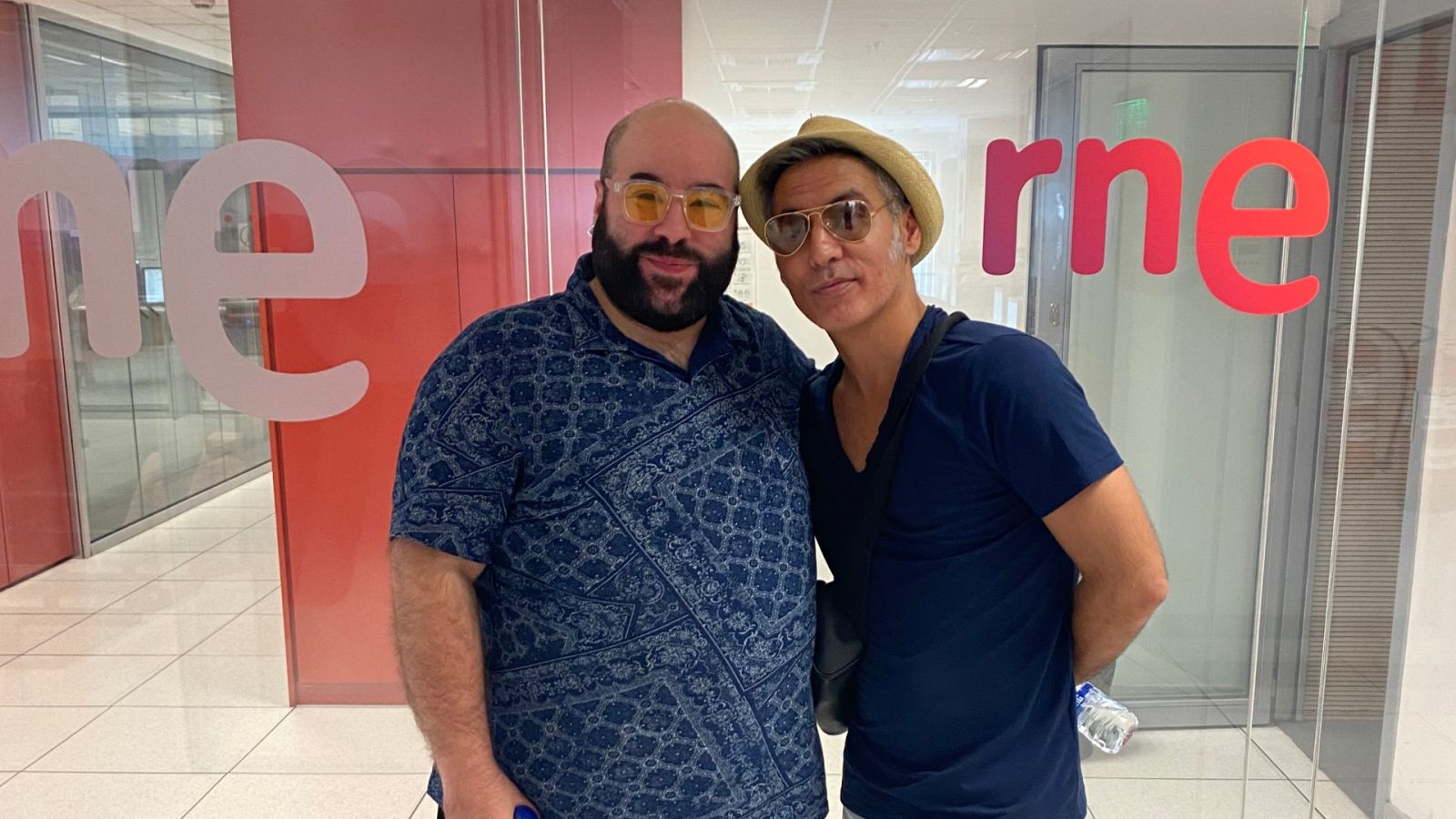 A media mañana - Pitingo: "Me iba a un descampao a cantar porque me daba vergüenza delante de mi familia" - Escuchar ahora