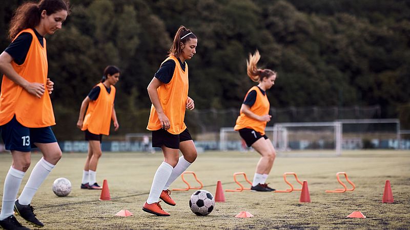 Las Mañanas de RNE - Cristina Oreira, entrenadora del Viajes InterRías FF: "Hasta que no tuve 16 años no jugué ni contra otras chicas ni con ellas" - Escuchar ahora