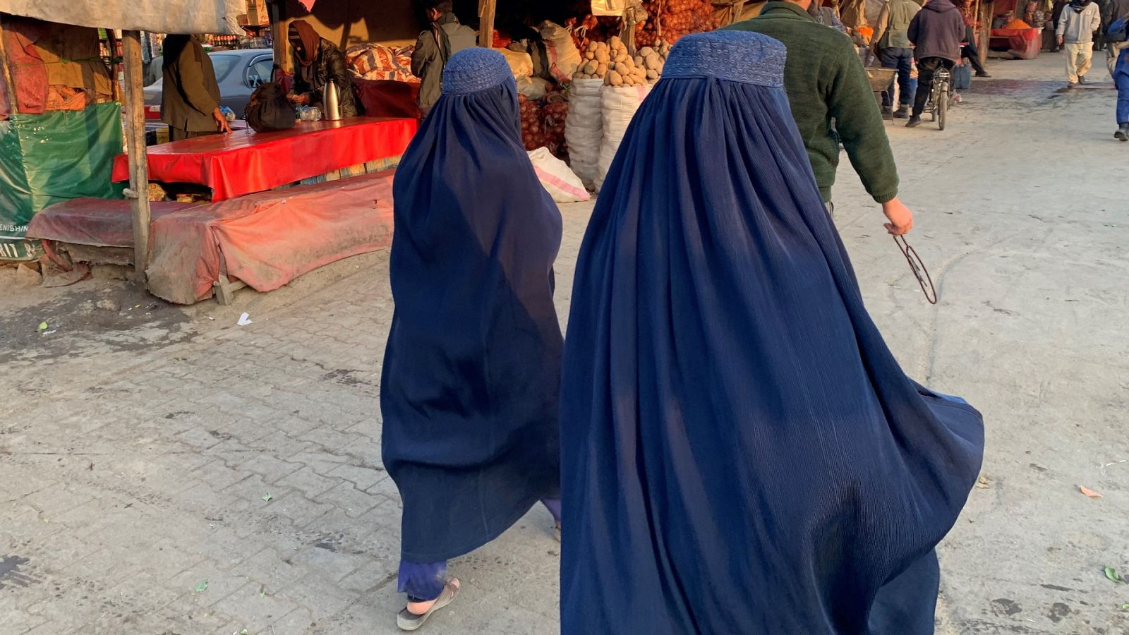 Las Mañanas de RNE - Dos años del régimen talibán en Afganistán: "Muchas mujeres viven amenazadas y en la clandestinidad" - Escuchar ahora