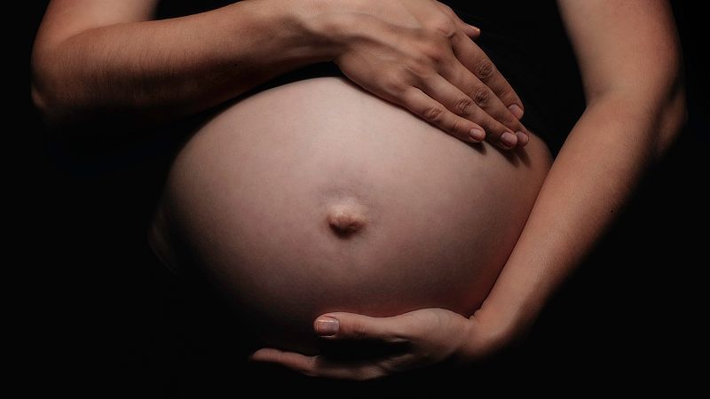 Por tres razones - "Existe un mercado que se lucra con la gestación subrogada"