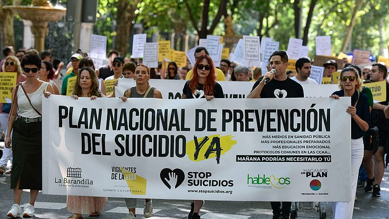 Informativos 14 Horas Fin de Semana - Stop suicidios: "Llevamos 3 años batiendo récords de suicidios en España y los políticos rechazan el plan nacional para prevenirlos"