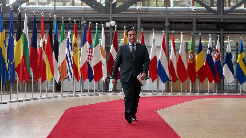 24 Horas de RNE - José Manuel Albares, ministro de Exteriores: "Calificar de karaoke a nuestras lenguas cooficiales es una falta de respeto por parte de Feijóo" - Escuchar ahora