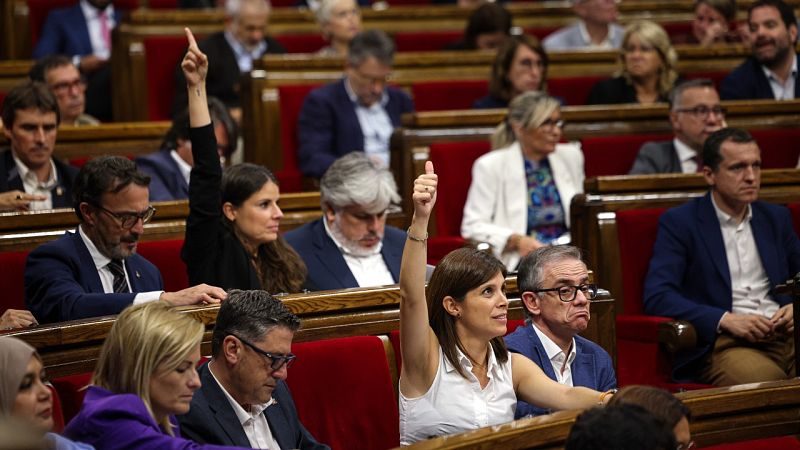 El Parlament aprova el text pactat entre ERC i Junts que condiciona el suport a la investidura del líder del PSOE