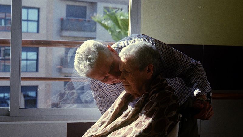 Por tres razones - 'Toda una vida': un retrato personal sobre el alzhéimer - Escuchar ahora