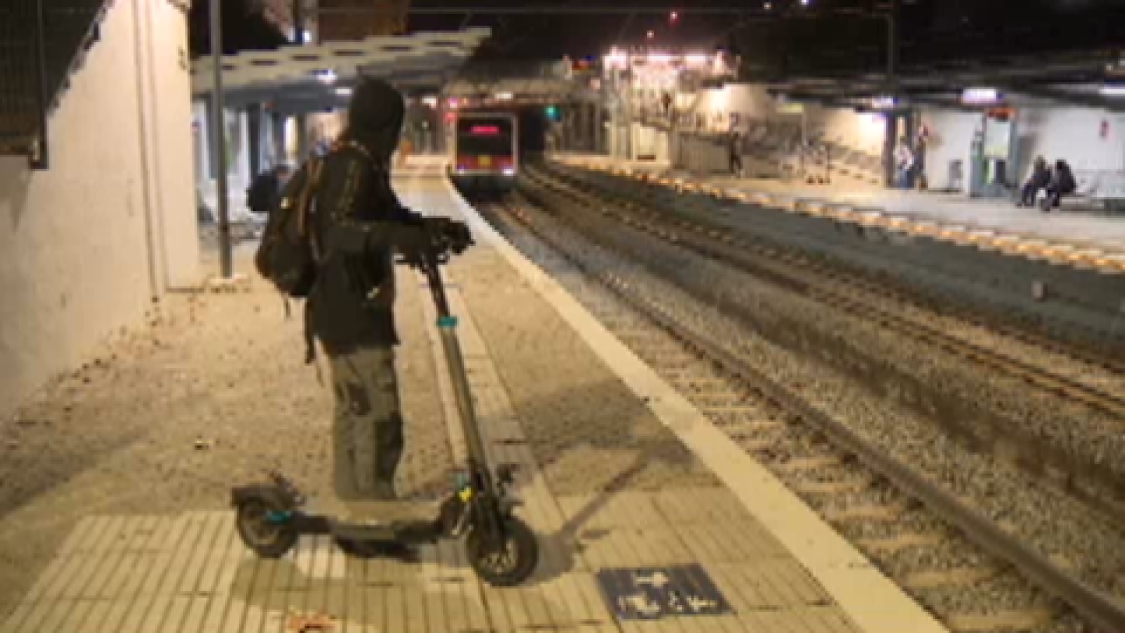 Els patinets elèctrics, prohibits indefinidament al transport públic | Escoltar