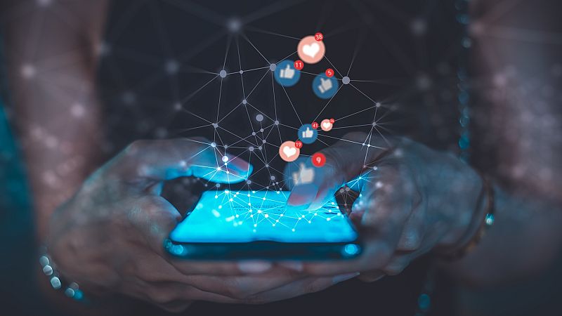 Por tres razones - ¿Por qué no regular las redes sociales si son tan dañinas? - Escuchar ahora