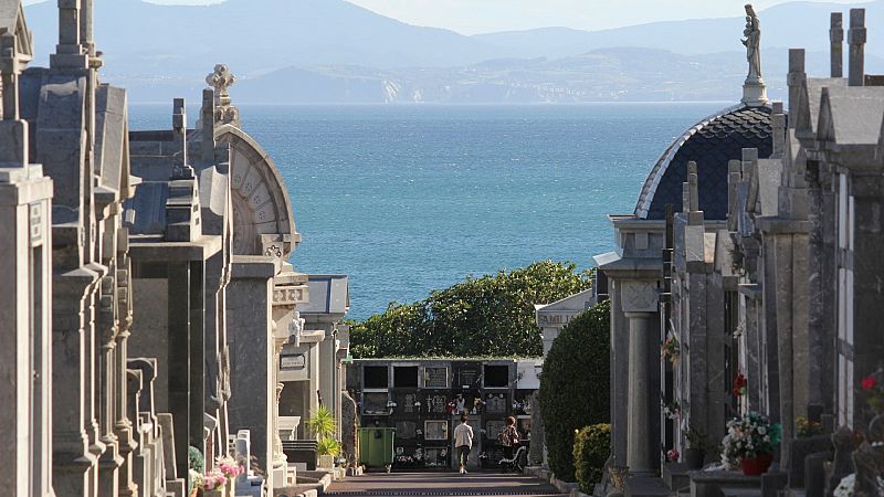 Más cerca - Cementerios que son museos de la historia de una ciudad - Escuchar ahora