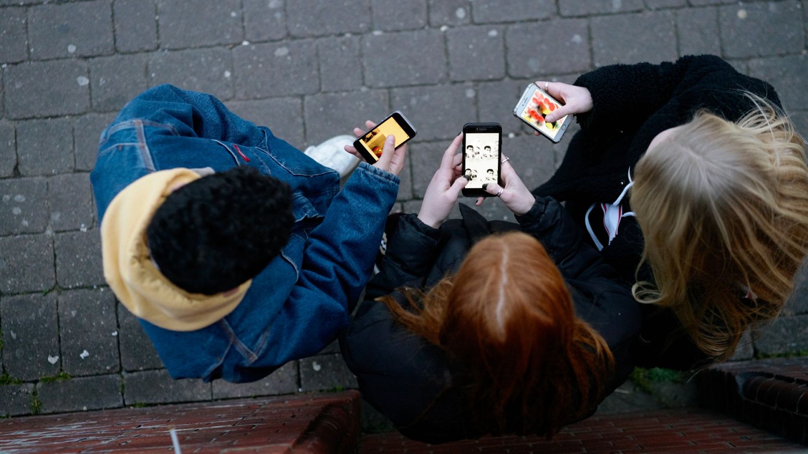 Más cerca - Madres y padres por una adolescencia sin móviles - Escuchar ahora