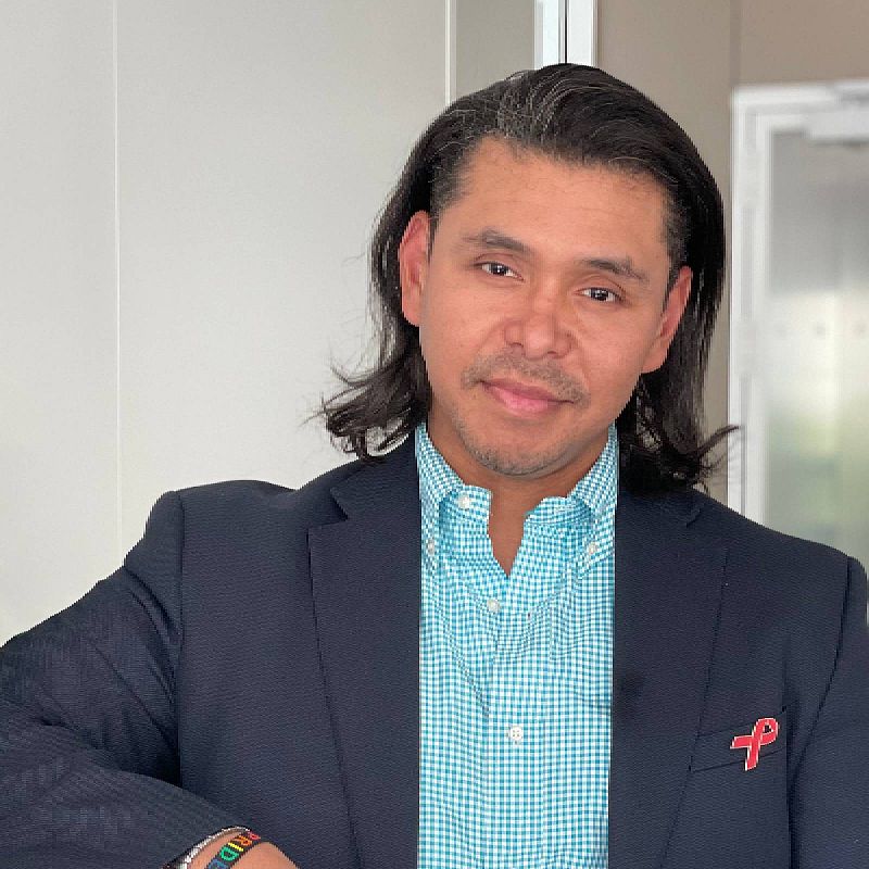 Más Cerca - Adam Castillejo: "nunca dejé que el VIH me definiera" - Escuchar ahora