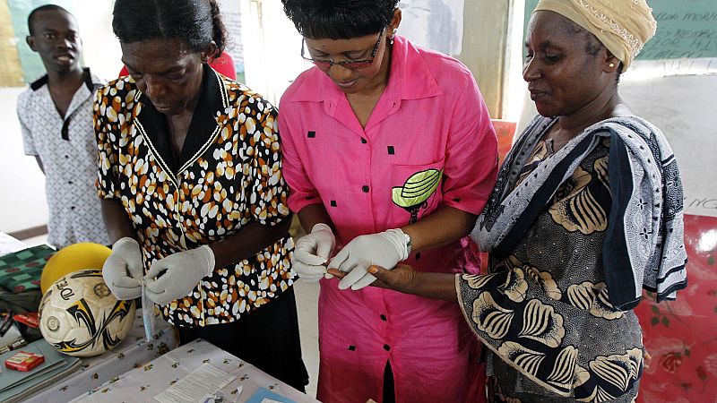 Cinco continentes - 40 millones de personas en el mundo viven con VIH - Escuchar ahora