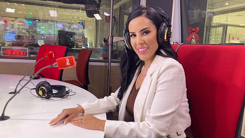 Por tres razones - Anna Brow: "Soy la primera española en hacer cejas perfectas" - Escuchar ahora