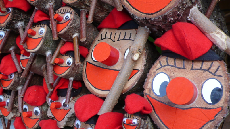 Xavifòrnia - L'origen del Tió, el Caganer i d'altres tradicions nadalenques - Xavifòrnia | Escoltar