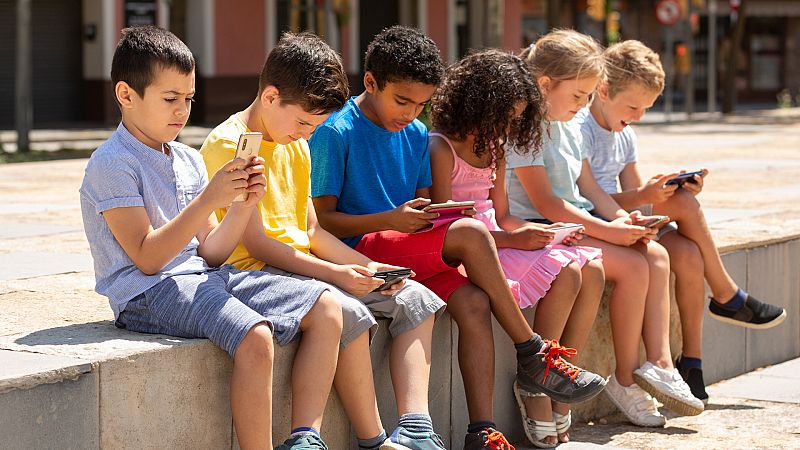 La cresta de la onda - ¿A qué edad hay que darle a los niños su primer smartphone? - 04/01/24 - Escuchar ahora