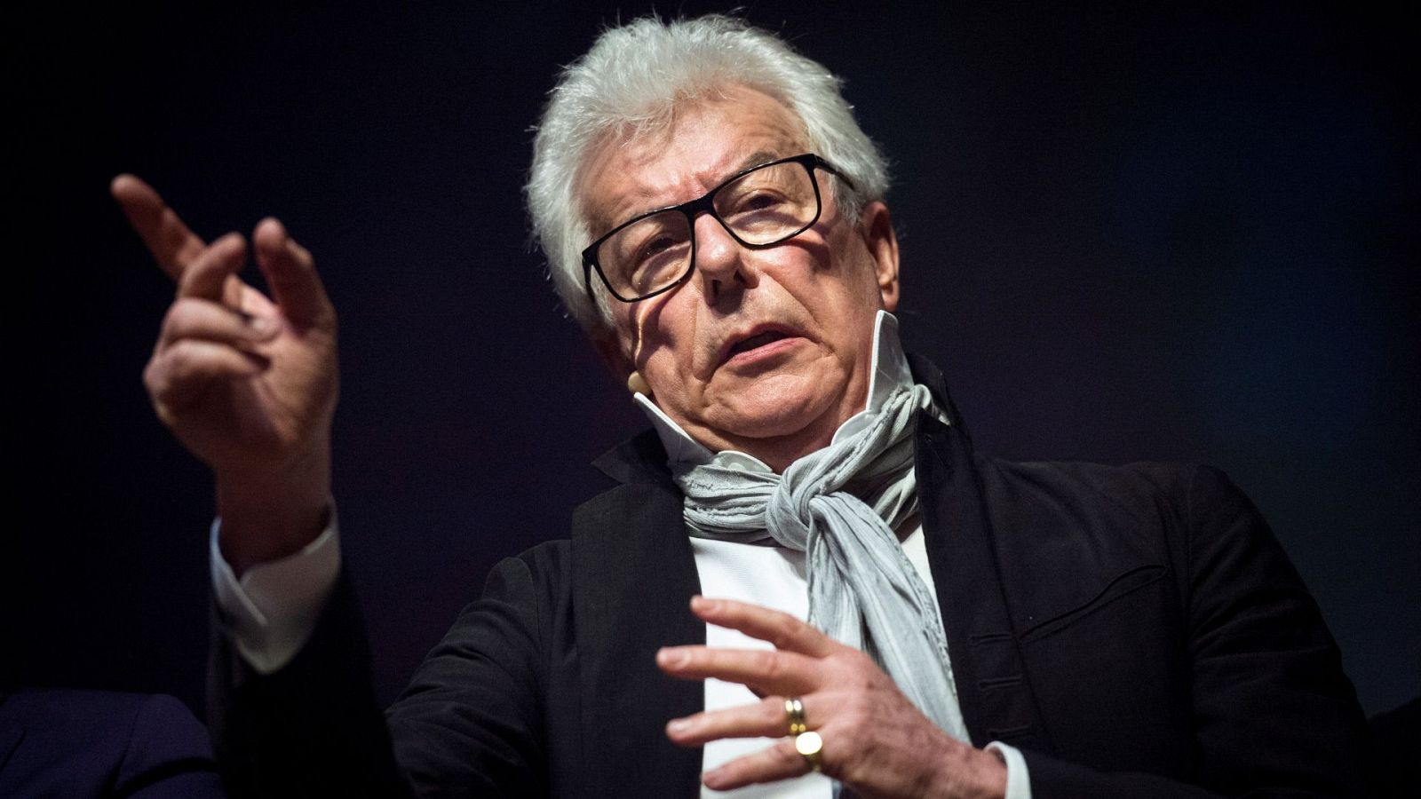 En días como hoy - Ken Follet recorre el siglo XX  - Escuchar ahora